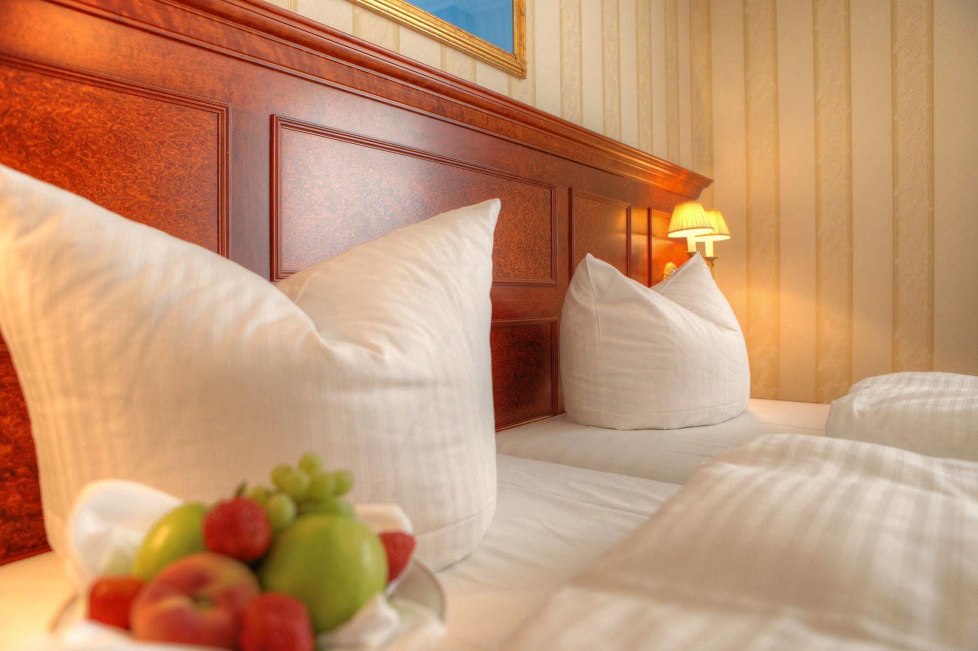 Seetelhotel Ahlbecker Hof Heringsdorf  Exterior photo A bed with pillows